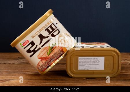 ZHONGSHAN China-29. Februar 2024: Zwei Dosen Lotte Luncheon Fleisch. Stockfoto