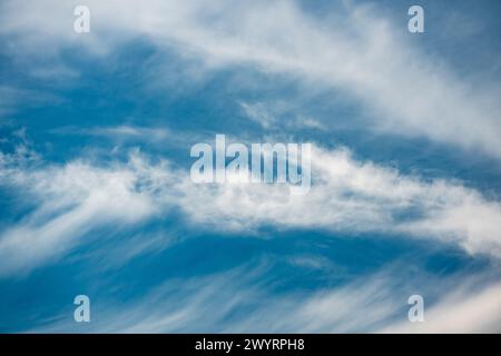 Foto von markanten Wolken in einem blauen Himmel im Sonnenlicht, aufgenommen mit einem Polarisationsfilter Stockfoto