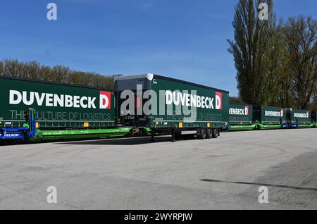 Audi fährt intermodal mit Duvenbeck und Helrom. Der Automobilhersteller Audi hat Logistiker Duvenbeck und dem Bahn-Unternehmen Helrom eine neue KV-Verbindung gestartet. Zwischen Regensburg und Lebeny fährt ein Zug, der im Hauptlauf die Werke Ingolstadt und Neckarsulm sowie Györ mit Autoteilen versorgt. Für die be- und Entladung der Trailer auf den Helrom waggons werden keine Kräne mehr benötigt. Zur Versorgung der zwei Audi-Werke in Györ sowie in Ingolstadt fährt nun ein Intermodalzug zwischen Regensburg und Lebeny in Ungarn. Duvenbeck sorgt für den vor- bzw Nachlauf und stellt die Trailer zum Stockfoto