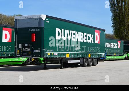 Audi fährt intermodal mit Duvenbeck und Helrom. Der Automobilhersteller Audi hat Logistiker Duvenbeck und dem Bahn-Unternehmen Helrom eine neue KV-Verbindung gestartet. Zwischen Regensburg und Lebeny fährt ein Zug, der im Hauptlauf die Werke Ingolstadt und Neckarsulm sowie Györ mit Autoteilen versorgt. Für die be- und Entladung der Trailer auf den Helrom waggons werden keine Kräne mehr benötigt. Zur Versorgung der zwei Audi-Werke in Györ sowie in Ingolstadt fährt nun ein Intermodalzug zwischen Regensburg und Lebeny in Ungarn. Duvenbeck sorgt für den vor- bzw Nachlauf und stellt die Trailer zum Stockfoto