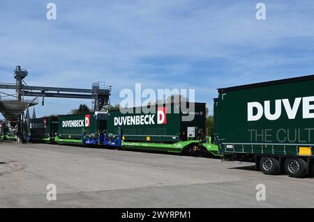 Audi fährt intermodal mit Duvenbeck und Helrom. Der Automobilhersteller Audi hat Logistiker Duvenbeck und dem Bahn-Unternehmen Helrom eine neue KV-Verbindung gestartet. Zwischen Regensburg und Lebeny fährt ein Zug, der im Hauptlauf die Werke Ingolstadt und Neckarsulm sowie Györ mit Autoteilen versorgt. Für die be- und Entladung der Trailer auf den Helrom waggons werden keine Kräne mehr benötigt. Zur Versorgung der zwei Audi-Werke in Györ sowie in Ingolstadt fährt nun ein Intermodalzug zwischen Regensburg und Lebeny in Ungarn. Duvenbeck sorgt für den vor- bzw Nachlauf und stellt die Trailer zum Stockfoto