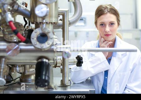 Forscher. Oberflächenspektrometer, Photoelektronenspektroskopie, Schneckenelektronenspektroskopie, AES, VG Scientific ESCAlab 200D Oberflächenanalysegeräte. Technologische Dienstleistungen für die Industrie. Tecnalia Research & Innovation, Donostia, San Sebastian, Gipuzkoa, Baskenland, Spanien. Stockfoto