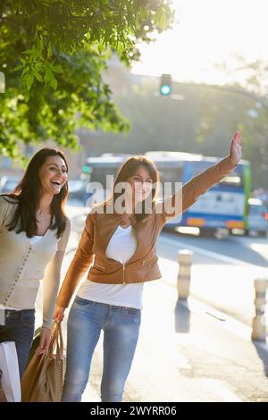 Frauen Schwestern 35 und 40 Jahren ein Taxi. Einkaufen auf der Straße. Donostia. San Sebastian. Gipuzkoa. Baskisches Land. Spanien. Stockfoto