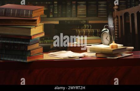 Stapel alter Bücher auf einem Schreibtisch in der Bibliothek Stockfoto