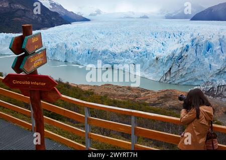 Touristen machen Fotos. Mini-Trekking. Spazieren Sie auf dem Gletscher mit Steigeisen. Perito Moreno Gletscher. Nationalpark Los Glaciares. In der Nähe von El Calafate. Provinz Santa Cruz. Patagonien. Argentinien. Stockfoto