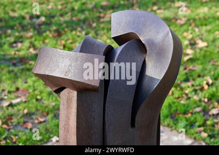 "Knoten XVIII, Corten Steel, 1991, Eduardo Chillida (1924-2002), Chillida Leku Museoa, Donostia, San Sebastian, Baskenland, Spanien. Stockfoto