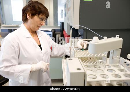 VARIAN ICP (Induktiv gekoppeltes Plasma) – OES (Optisches Emissionsspektrometer), VISTA-MPX, Labor zur chemischen Charakterisierung. Fundacion Inasmet-Tecnalia. Donostia, San Sebastian, Euskadi. Spanien. Stockfoto