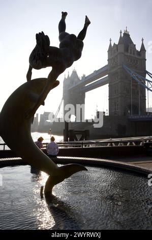 "Mädchen mit einem Dolphin"-Skulptur von David Wynne, Tower Bridge, London. England, Großbritannien. Stockfoto