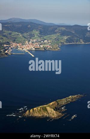 Insel Izaro, Bermeo im Hintergrund, Biskaya, Baskenland, Spanien. Stockfoto