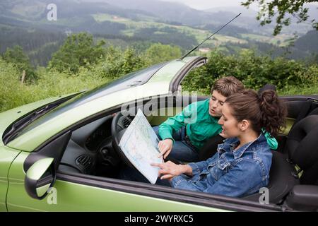 Freunde im Cabrio. Mirador de Udana, Oñate. Gipuzkoa, Euskadi. Spanien. Stockfoto