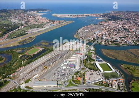 Luftaufnahme. Bidasoa River Mündung, Txingudi Bay. Irún und Hondarribia (Spanien) und Hendaye (Frankreich). Europa. Stockfoto