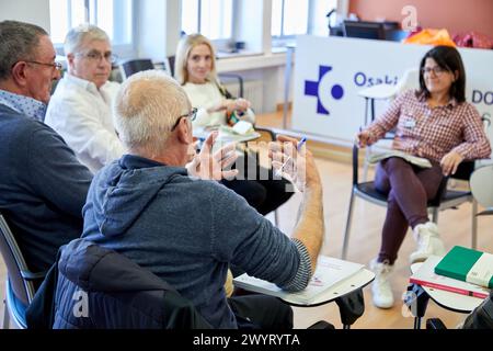 Aktives Patientenprogramm, Aufklärungsprogramm in der Selbstversorgung, damit Menschen, die an chronischen Krankheiten leiden, die Krankheit kennen können, sowie jene Gewohnheiten oder Verhaltensweisen, die sie zu einem besseren Gesundheitszustand machen, Gros Health Center, Krankenhaus Donostia, San Sebastian, Gipuzkoa, Baskenland, Spanien. Stockfoto