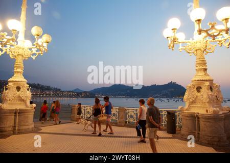 Sonnenuntergang auf dem Strand La Concha. Donostia. San Sebastian. Gipuzkoa. Baskisches Land. Spanien. Stockfoto