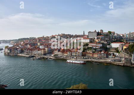 Douro Fluss und Häuser mit orangen Dächern in Porto Stadt aus der Luft Panoramablick. Porto ist die zweitgrößte Stadt Portugals. Stockfoto