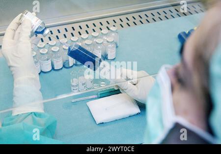 Antibiotikavorbereitung bei der Chemikerin des Krankenhauses. Stockfoto