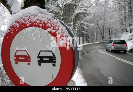 Schneebedeckte Straße, Udana-Pass, Oñati. Guipúzcoa, Spanien. Stockfoto