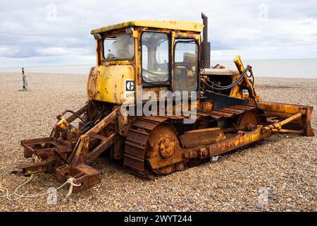 Bulldozer am Kieselstrand Stockfoto