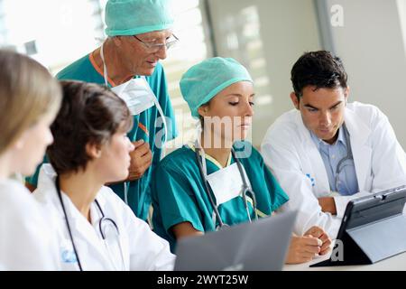 Medizinisches Treffen, klinische Sitzung, Onkologikoa Krankenhaus, Onkologisches Institut, Fallzentrum für Prävention, Diagnose und Behandlung von Krebs, Donostia, San Sebastian, Gipuzkoa, Baskenland, Spanien. Stockfoto