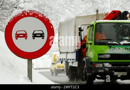 Schneebedeckte Straße, Udana-Pass, Oñati. Guipúzcoa, Spanien. Stockfoto