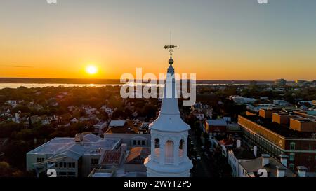 Charleston, SC, USA. November 2023. Luftaufnahme der anglikanischen Kirche St. Michaels in Charleston SC. Sie ist im National Register of Historic Places gelistet und ist die älteste erhaltene religiöse Struktur der Stadt. (Credit Image: © Walter G Arce SR Grindstone Medi/ASP) NUR REDAKTIONELLE VERWENDUNG! Nicht für kommerzielle ZWECKE! Stockfoto