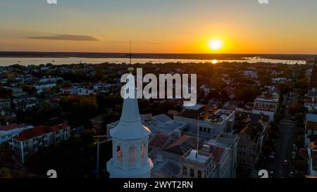 Charleston, SC, USA. November 2023. Luftaufnahme der anglikanischen Kirche St. Michaels in Charleston SC. Sie ist im National Register of Historic Places gelistet und ist die älteste erhaltene religiöse Struktur der Stadt. (Credit Image: © Walter G Arce SR Grindstone Medi/ASP) NUR REDAKTIONELLE VERWENDUNG! Nicht für kommerzielle ZWECKE! Stockfoto