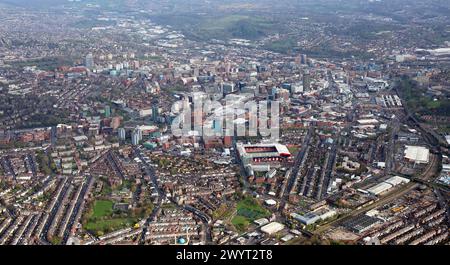 Luftaufnahme der Skyline des Stadtzentrums von Sheffield aus dem Süden mit dem Fußballplatz Bramall Lane von Sheffield United im Vordergrund Stockfoto