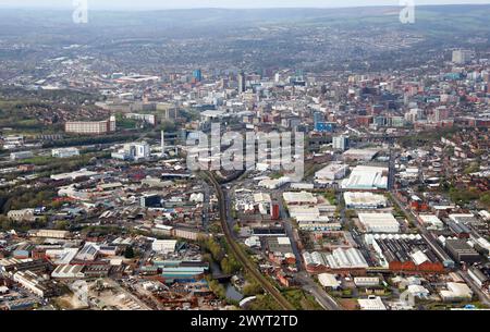 Luftaufnahme der Industrie im Don Valley mit Blick nach Westen in Richtung Sheffield City Centre Skyline Stockfoto