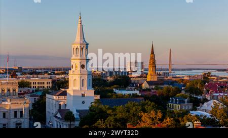 Charleston, SC, USA. November 2023. Luftaufnahme der anglikanischen Kirche St. Michaels in Charleston SC. Sie ist im National Register of Historic Places gelistet und ist die älteste erhaltene religiöse Struktur der Stadt. (Credit Image: © Walter G Arce SR Grindstone Medi/ASP) NUR REDAKTIONELLE VERWENDUNG! Nicht für kommerzielle ZWECKE! Stockfoto