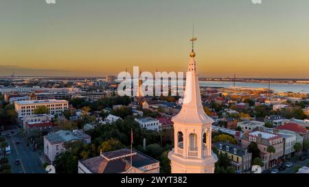 Charleston, SC, USA. November 2023. Luftaufnahme der anglikanischen Kirche St. Michaels in Charleston SC. Sie ist im National Register of Historic Places gelistet und ist die älteste erhaltene religiöse Struktur der Stadt. (Credit Image: © Walter G Arce SR Grindstone Medi/ASP) NUR REDAKTIONELLE VERWENDUNG! Nicht für kommerzielle ZWECKE! Stockfoto