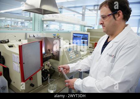 Atomabsorptionsspektralphotometer, Bestimmung von Metallen in Baustoffen Zement, Zuschlagstoffen, Wasser, Labor, Forschung zu Baustoffen, Tecnalia Research & Innovation, Zamudio, Bizkaia, Baskenland, Spanien. Stockfoto