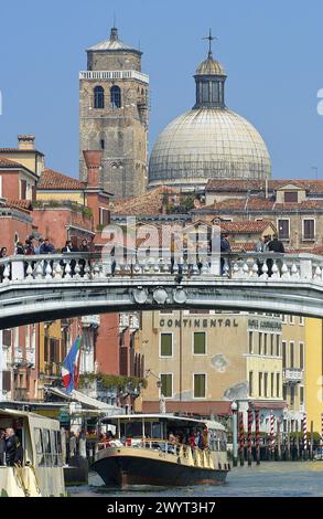 Ponte degli Scalzi, Canal Grande und Kirche San Geremia. Venedig. Veneto, Italien. Stockfoto