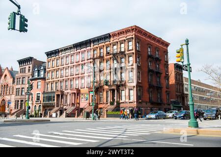 Apartment-Gebäude an der Straßenecke New York City, USA. Apartmentgebäude aus dem 19. Jahrhundert, an einer Straßenecke des Malcolm X Blvd, Harlem, Manhattan. New York City 125th Street, Harlem, Manhattan New York Vereinigte Staaten von Amerika Copyright: XGuidoxKoppesxPhotox Stockfoto