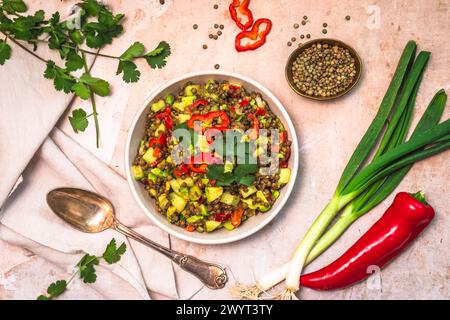 Linsensalat mit Avocado und rotem Pfeffer, Blick von oben Stockfoto
