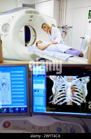 CAT-Scan (Computer-Axial-Tomographie), Radiologie, medizinische Bildgebung für die Diagnose. Krankenhaus Policlinica Gipuzkoa, San Sebastian, Donostia, Euskadi, Spanien. Stockfoto