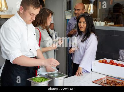 Küche, Restaurant Rita, gastronomische Tour, Fremdenführer mit Touristen, Donostia, San Sebastian, Gipuzkoa, Baskenland, Spanien, Europa. Stockfoto