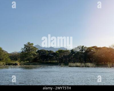 Mombacho Vulkan mit See Hintergrund bei Sonnenuntergang Stockfoto