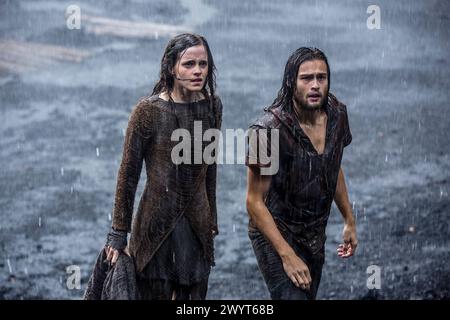 Noah (2014) von Darren Aronofsky mit Emma Watson ist Ila und Douglas Booth ist Shem. Noah wird von Gott auserwählt, eine bedeutsame Mission zu Unternehmen, bevor eine apokalyptische Flut die Welt reinigt. Werbefoto.***NUR REDAKTIONELLE VERWENDUNG*** Credit: BFA / Niko Tavernise / Paramount Pictures Stockfoto