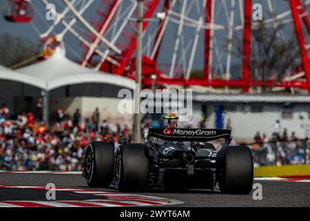 SUZUKA INTERNATIONAL RACING COURSE, JAPAN – 07. APRIL: Nico Hulkenberg, Haas F1 VF-23 beim Großen Preis von Japan auf dem Suzuka International Racing Course am Sonntag, 07. April 2024 in Suzuka, Japan. (Foto: Michael Potts/BSR Agency) Credit: BSR Agency/Alamy Live News Stockfoto