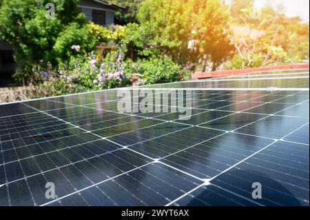 Thema Solarenergie. Solarpaneele Oberfläche auf grünem Gartenhintergrund Stockfoto