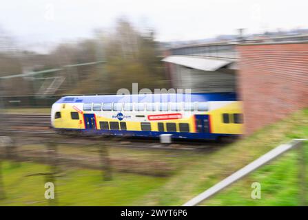 Eschede, Deutschland. April 2024. Ein Zug des privaten Eisenbahnunternehmens Metronom fährt auf der Bahnstrecke zwischen Hamburg und Hannover. Quelle: Julian Stratenschulte/dpa/Alamy Live News Stockfoto