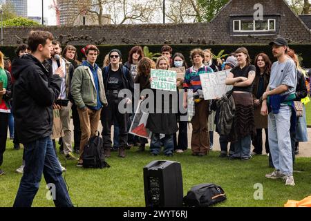 London, Großbritannien. APRIL 2024. Pro Palestine und Mitglieder der Just Stop Oil Breakout-Gruppe „Youth Demand“ treffen sich vor märz in Victoria über Credit Milo Chandler/Alamy Live News im Zentrum Londons Stockfoto