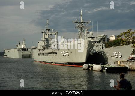 Bauchnabelschiffe legten zwei in der Cowper Wharf in Woolloomooloo, Sydney, bei hellem Sonnenschein an. Schiffe L50 und 03 im Vordergrund Stockfoto