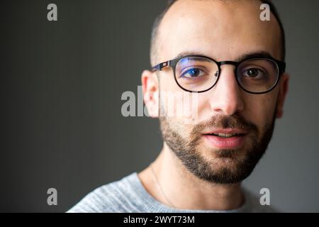 Porträt Syrian Refugee Studio fotografierte das Porträt von Ammar, einem syrischen Flüchtling mit Vorteilskraft und legalem Status, um sein Leben in Holland aufzubauen. Tilburg, Niederlande. MRYES Tilburg Studio Tuinstraat Noord-Brabant Nederland Copyright: XGuidoxKoppesx Stockfoto