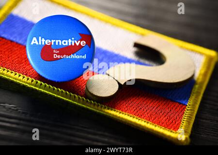 Parteianstecker der AfD auf einer Fahne von Russland mit Fragezeichen, Symbolfoto für eine mögliche Russland-Nähe der AfD *** AfD-Partyabzeichen auf einer Flagge Russlands mit Fragezeichen, symbolisches Foto für eine mögliche Nähe der AfD zu Russland Stockfoto