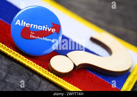 Parteianstecker der AfD auf einer Fahne von Russland mit Fragezeichen, Symbolfoto für eine mögliche Russland-Nähe der AfD *** AfD-Partyabzeichen auf einer Flagge Russlands mit Fragezeichen, symbolisches Foto für eine mögliche Nähe der AfD zu Russland Stockfoto