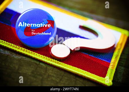 FOTOMONTAGE, Parteianstecker der AfD auf einer Fahne von Russland mit Fragezeichen, Symbolfoto für eine mögliche Russland-Nähe der AfD *** FOTOMONTAGE, AfD-Partyabzeichen auf einer Flagge Russlands mit Fragezeichen, symbolisches Foto für eine mögliche Nähe der AfD zu Russland Stockfoto