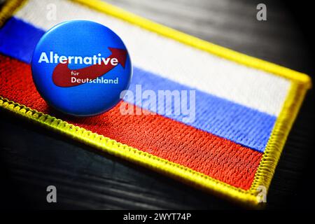 Parteianstecker der AfD auf einer Fahne von Russland, Symbolfoto für eine mögliche Russland-Nähe der AfD *** AfD-Partyabzeichen auf einer Flagge Russlands, symbolisches Foto für eine mögliche Nähe der AfD zu Russland Stockfoto