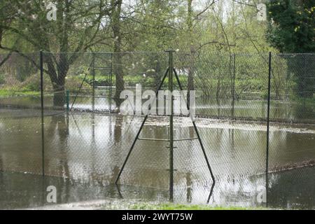 Harefield, Großbritannien. April 2024. Überschwemmung in einem Garten und Tennisplätze neben dem Grand Union Canal Schleppweg in Harefield, Uxbridge. Quelle: Maureen McLean/Alamy Live News Stockfoto