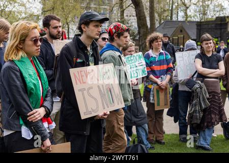 London, Großbritannien. APRIL 2024. Pro Palestine und Mitglieder der Just Stop Oil Breakout-Gruppe „Youth Demand“ treffen sich vor märz in Victoria über Credit Milo Chandler/Alamy Live News im Zentrum Londons Stockfoto