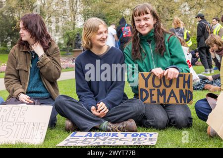 London, Großbritannien. APRIL 2024. Pro Palestine und Mitglieder der Just Stop Oil Breakout-Gruppe „Youth Demand“ treffen sich vor märz in Victoria über Credit Milo Chandler/Alamy Live News im Zentrum Londons Stockfoto